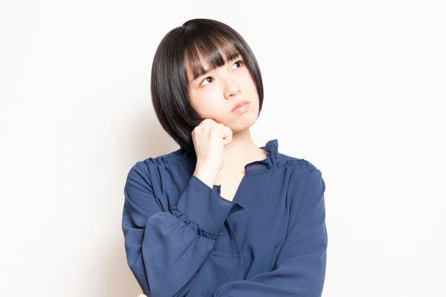 困っているポーズをしている女性